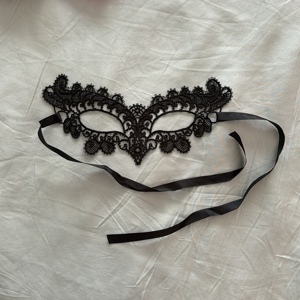 BLACK LACE MASK - Picture 3 of 4
